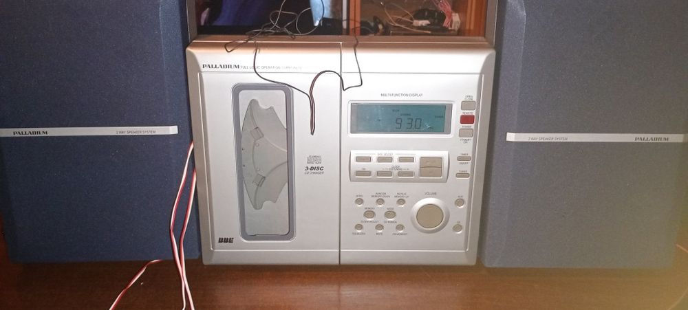 Mini wieża radio AUX i CD z pilotem i głośnikami