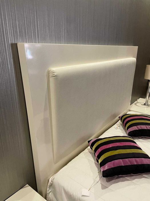 Quarto completo em branco pérola (cama, mesinhas e cómoda com espelho)