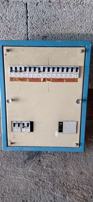 Quadro elétrico, usado mas em bom estado com diversos djjuntores ,