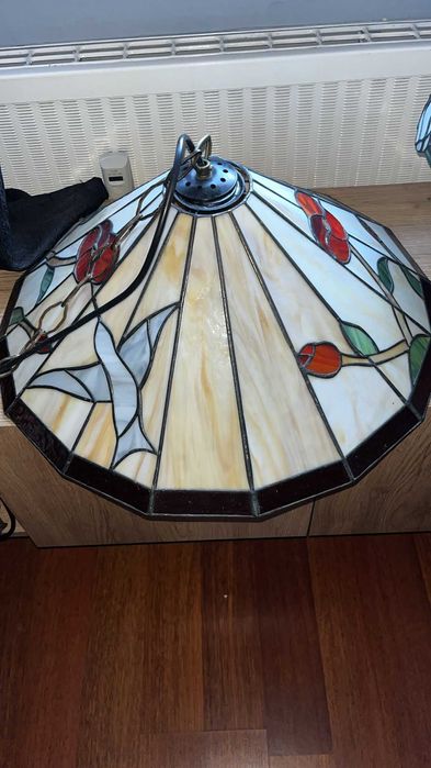 Lampa sufitowa witrażowa w stylu Tiffany – kremowo-czerwona