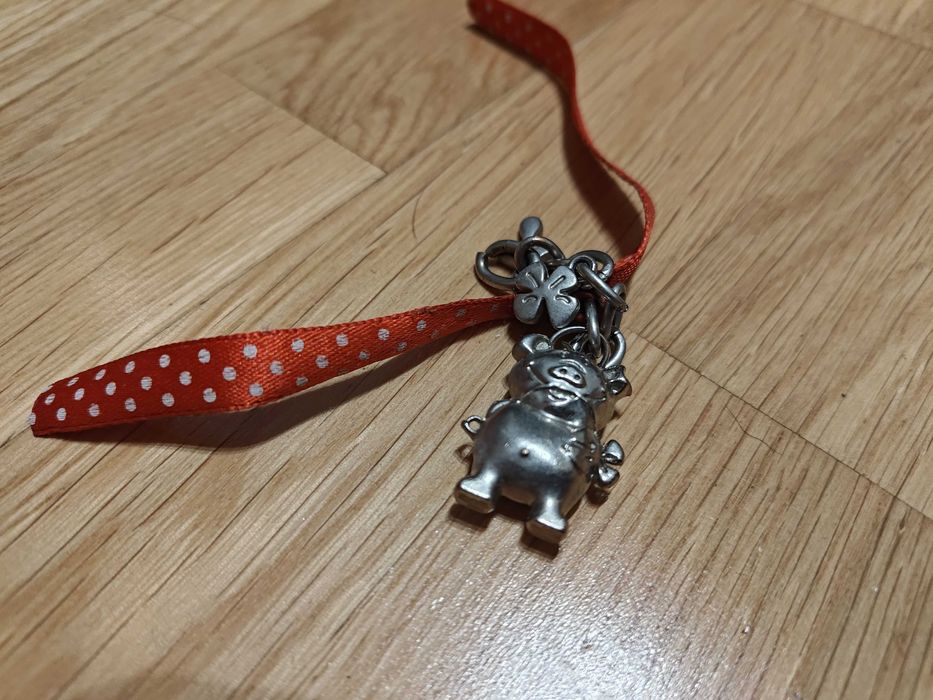 Breloczek do kluczy ozdoba świnka stalowy z kokardką wstążką