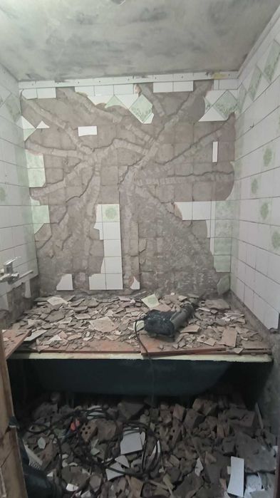 Демонтаж стiн, плитки.Підготовка приміщення до ремонту.