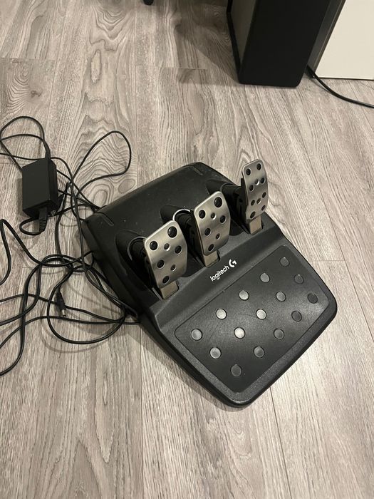 Volante logitech g29+ pedais+ mudanças (não encontrei fotos)