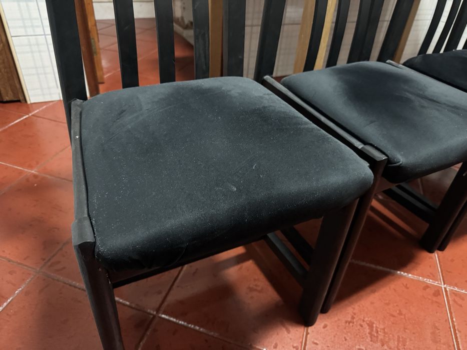 Cadeiras cochoadas de veludo preto