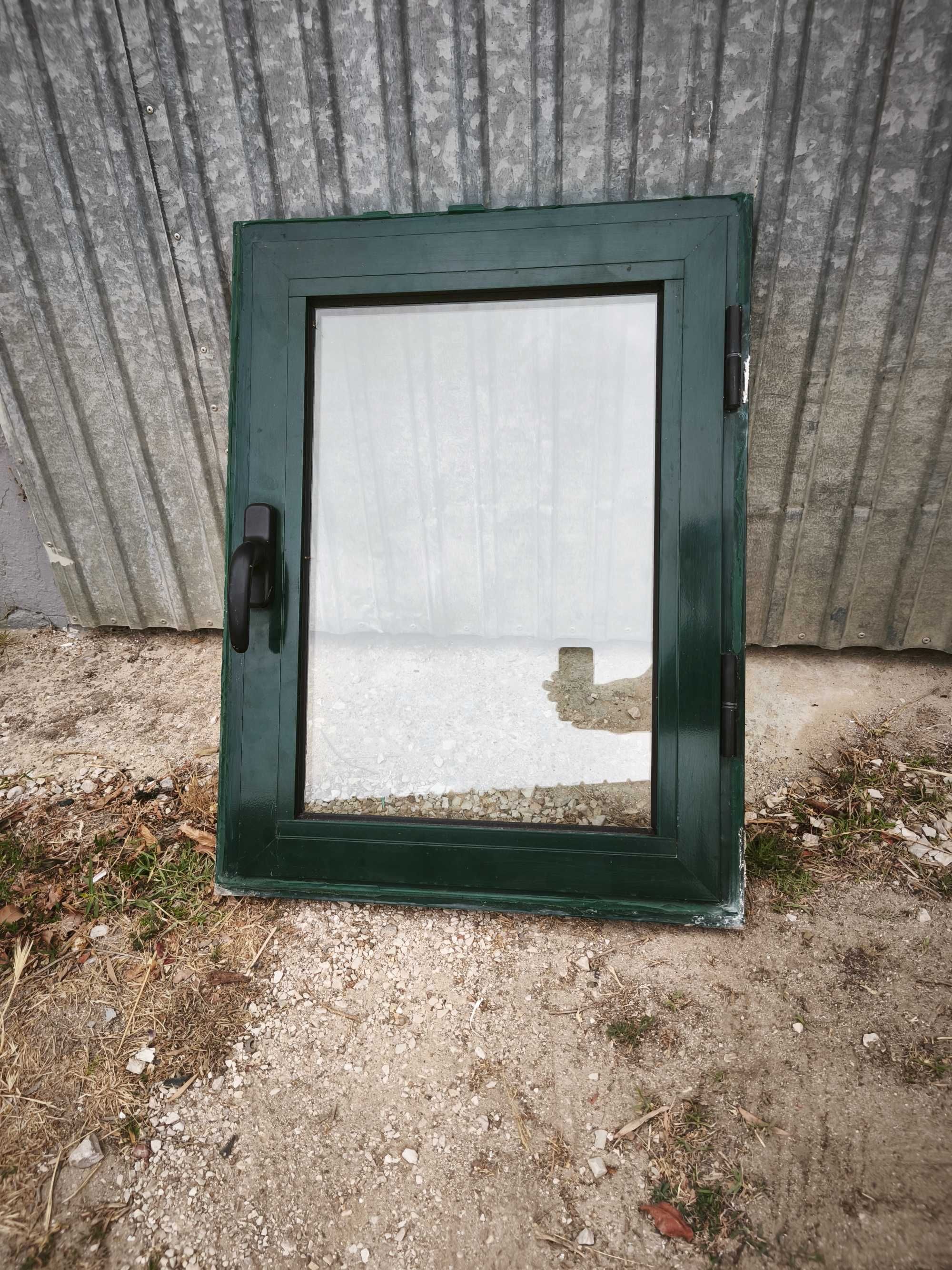 Janelas verdes com vidros duplos