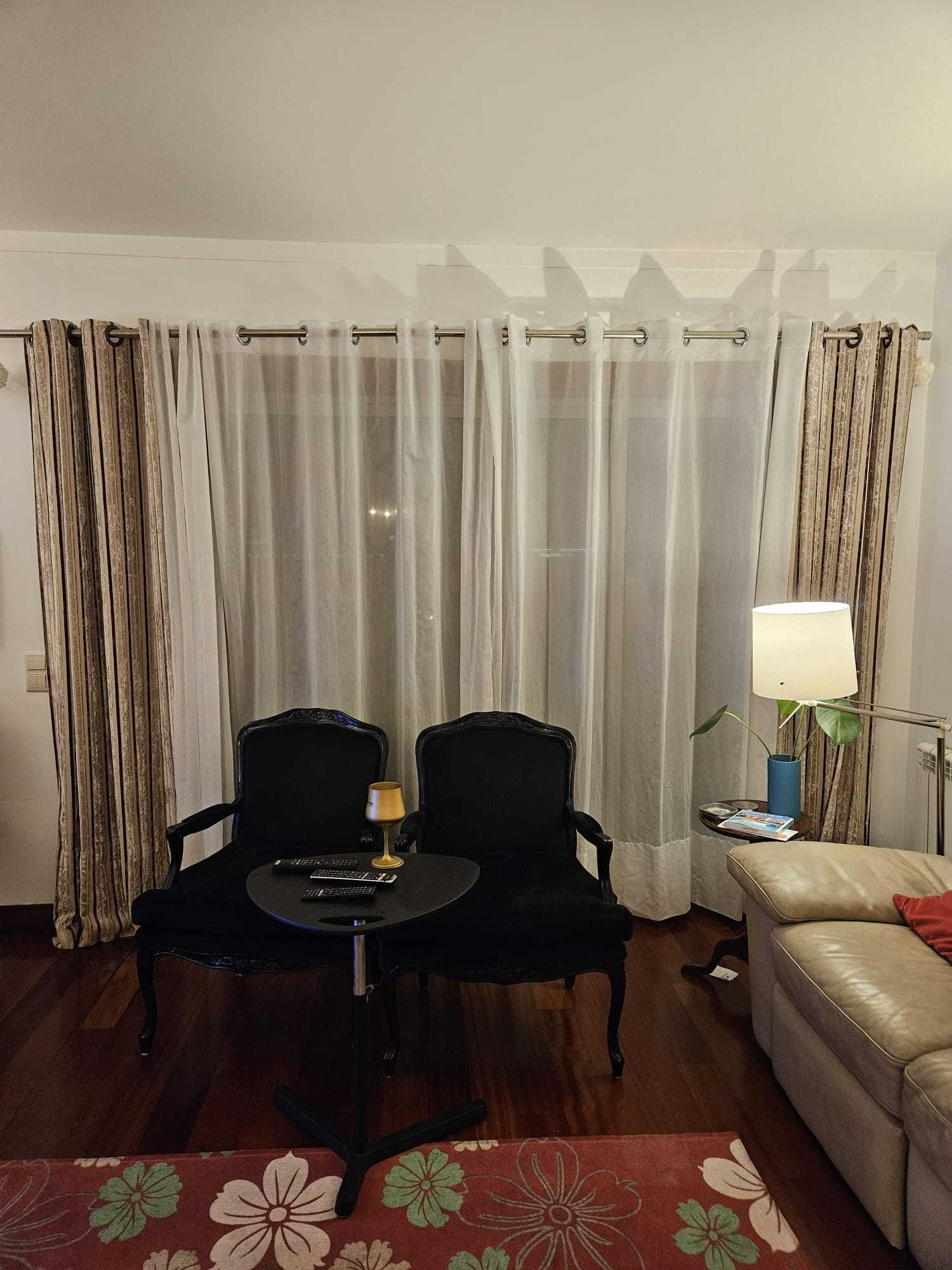 Cortinados Brancos transparentes, Reposteiros e o Varão