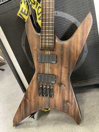 Gitara basowa typu warrior lutnicza