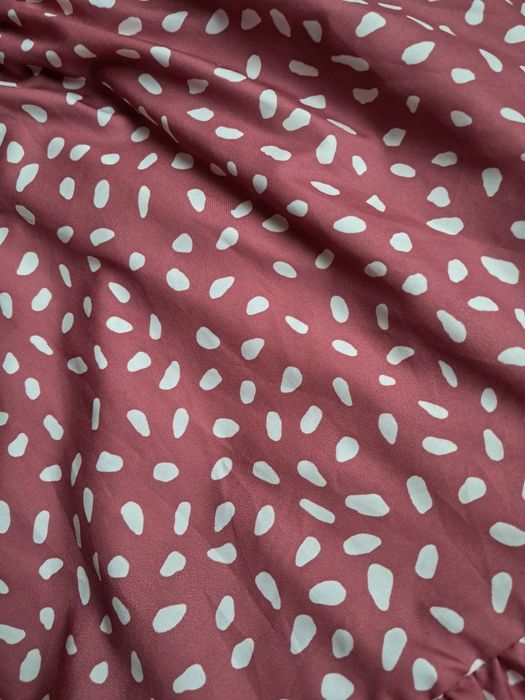 Różowa sukienka w białe kropki/wzorki