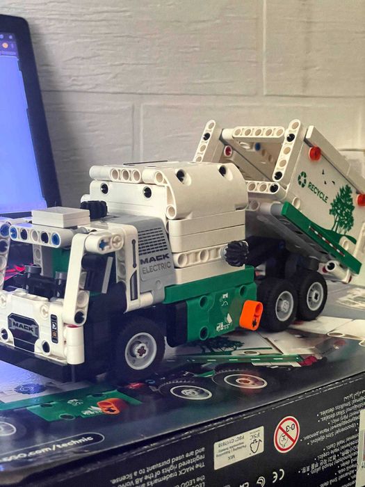 LEGO Technic Сміттєвоз Mack® LR Electric (42167)