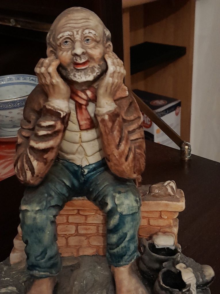 Estatueta antiga em bom estado