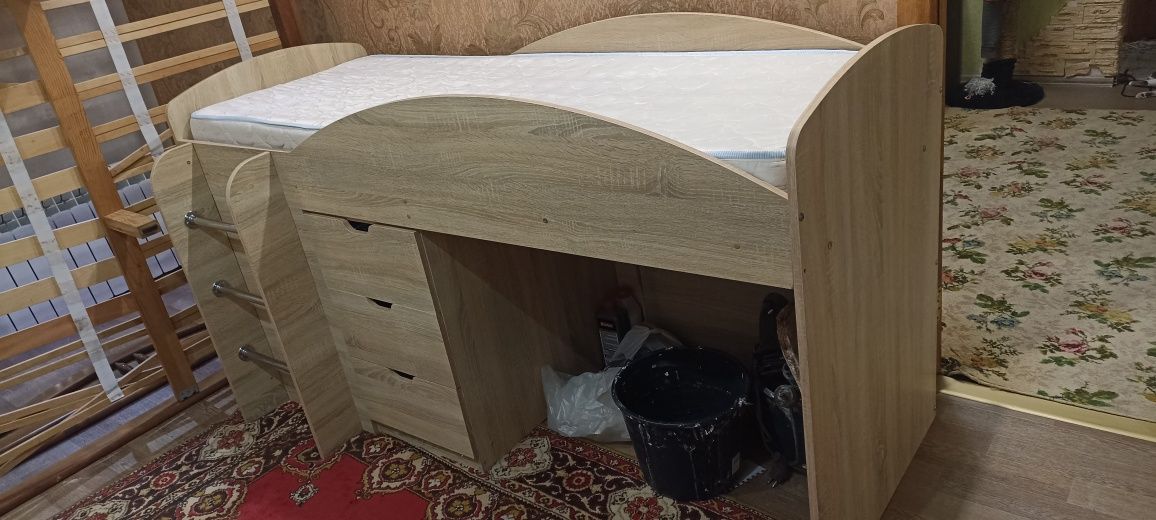Дитяча кровать з столом