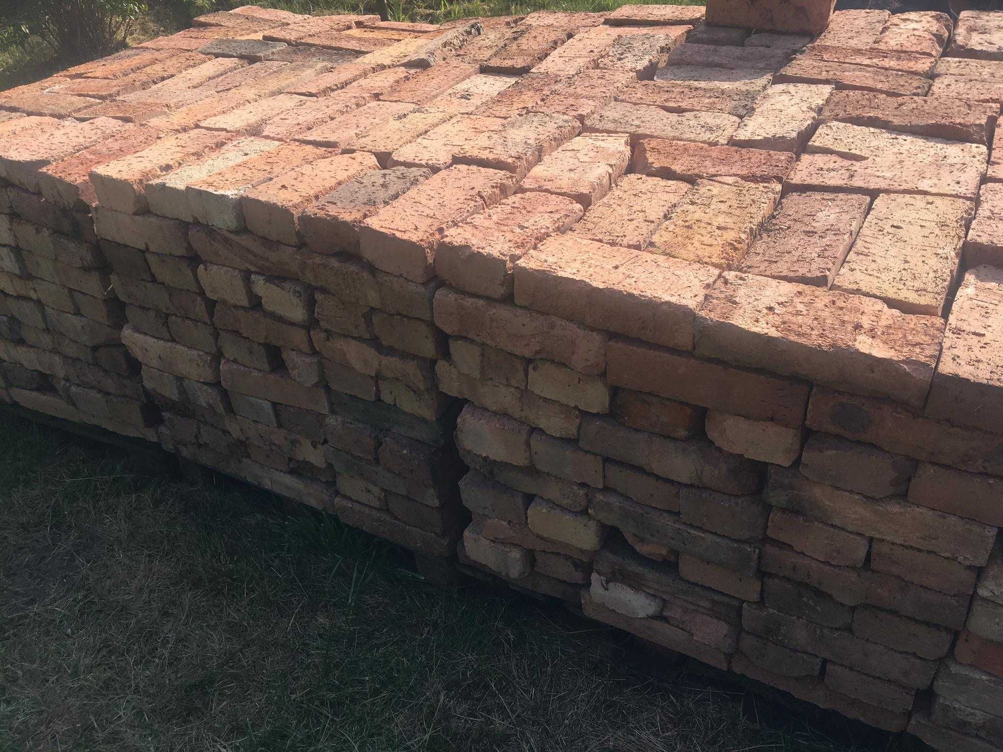 Cegła nowa - nieużywana i z rozbiórki ściany w domu.