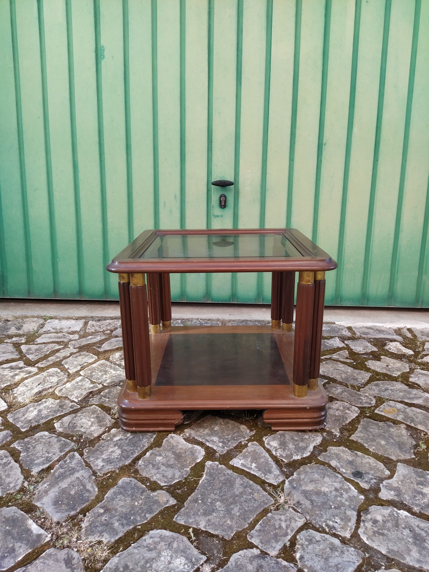 Mesa de apoio de madeira e tampo em vidro