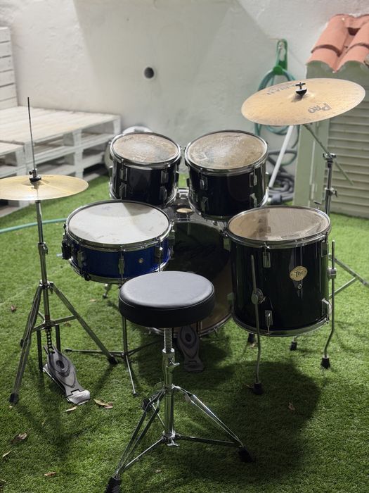 Bateria Stagg TIM com pratos Meinl e Sabian