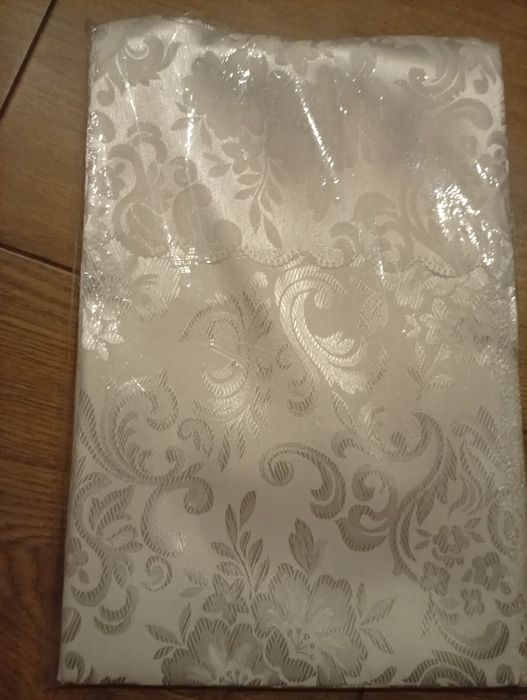 Obrus 140x220 biały nowy