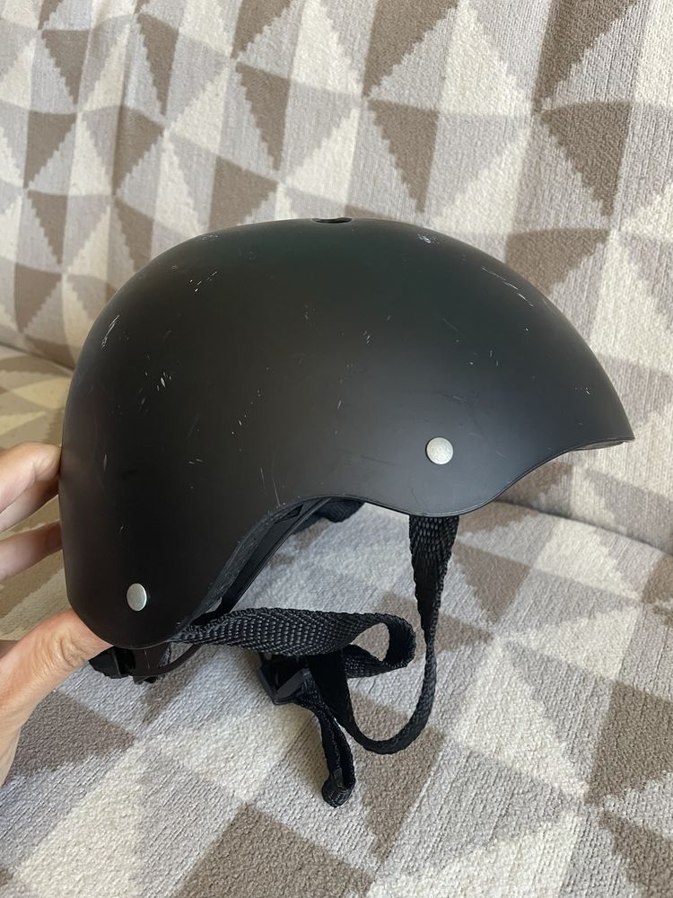 Kask momi czarny