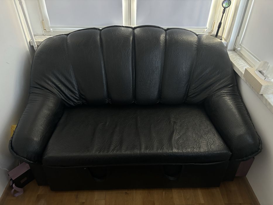 Sprzedaję czarną, skórzaną sofę