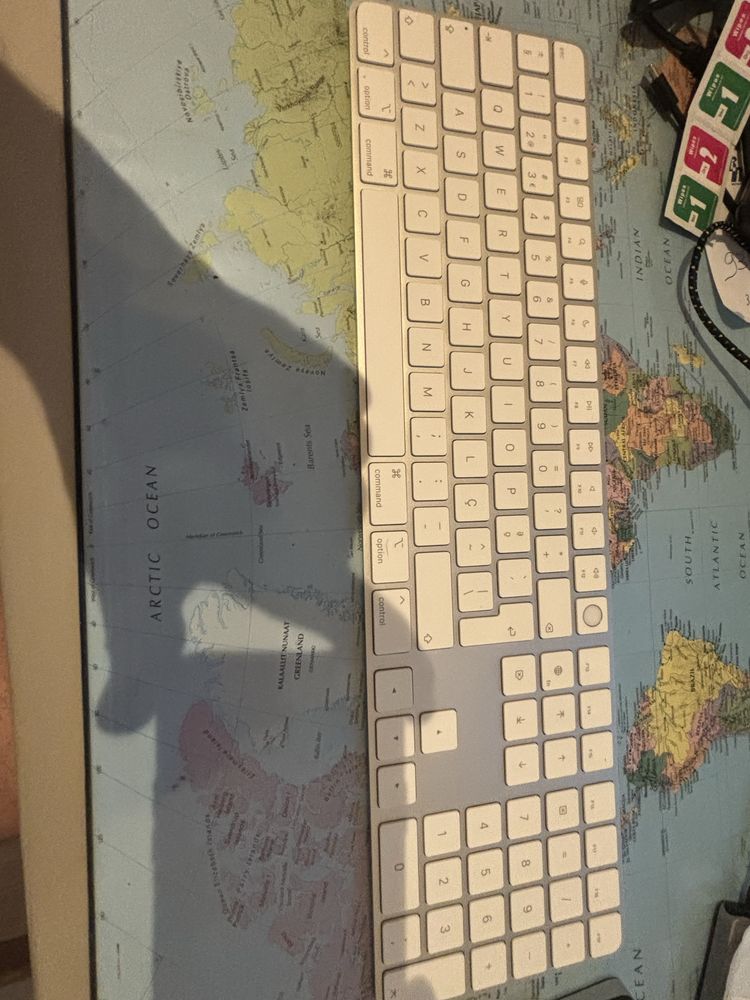 Mac mini com teclado trackpad