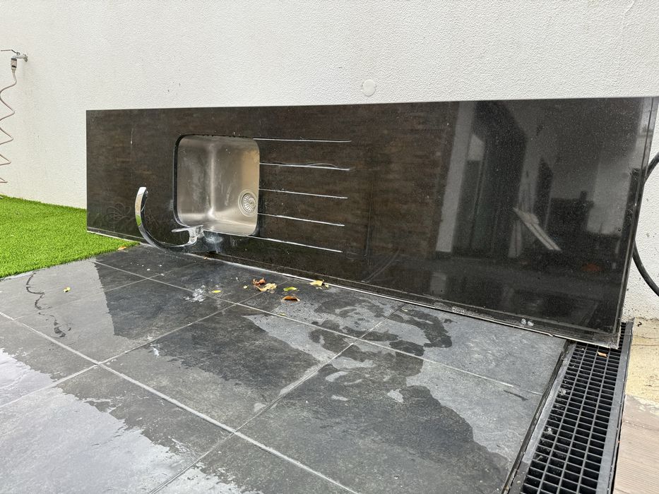 Bancada/tampo granito zimbabue + lavatório e torneira