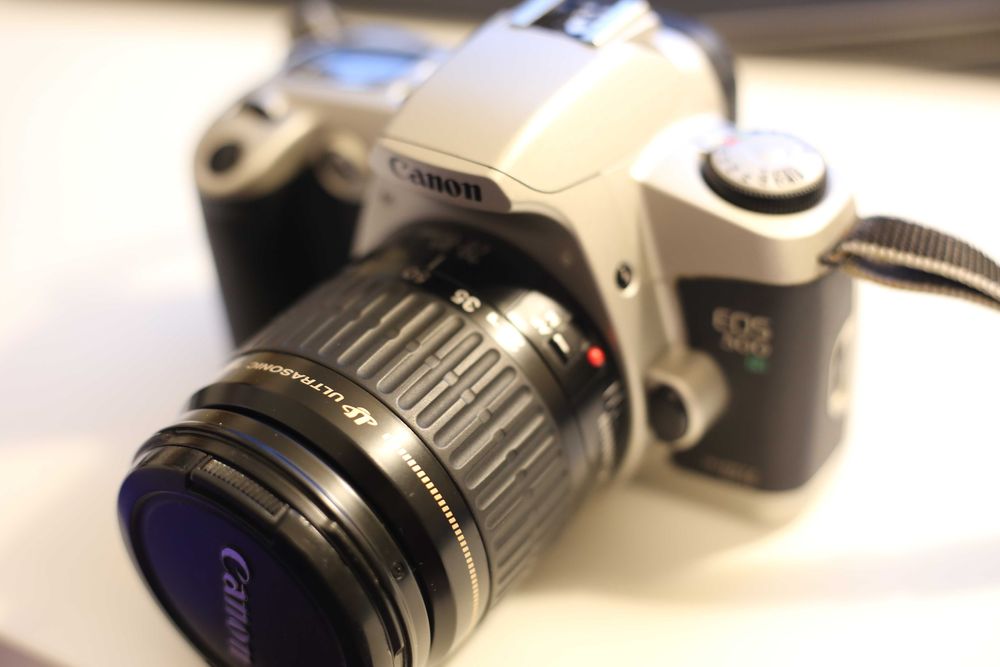 Canon EOS 500n (de rolo) com lente Canon EF 28-80mm f/3.5-5.6 II USM