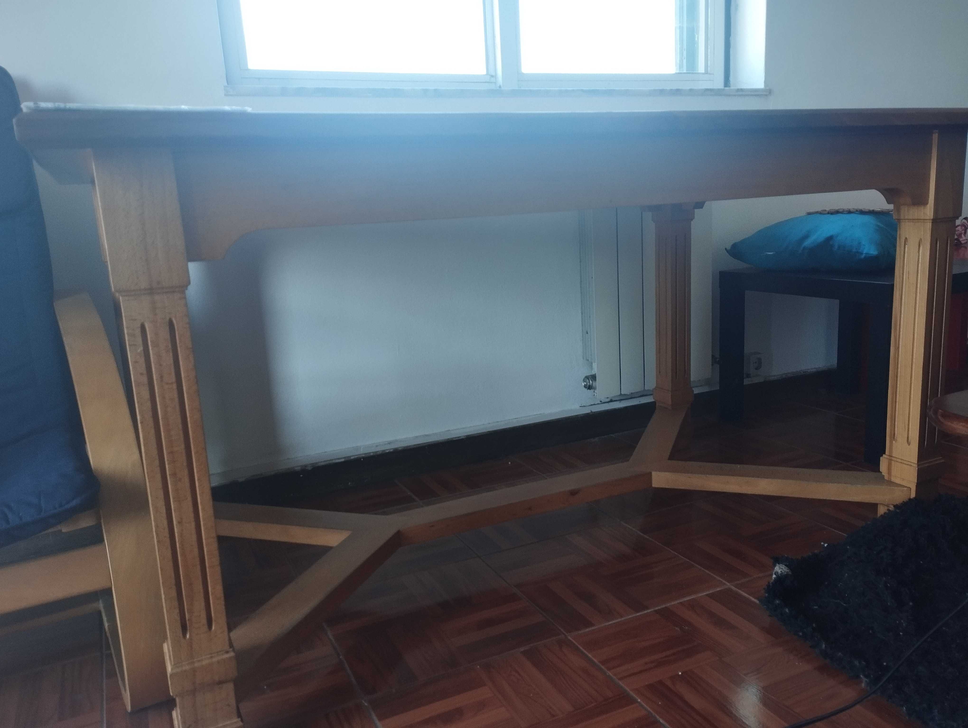 Mesa de madeira trabalhada