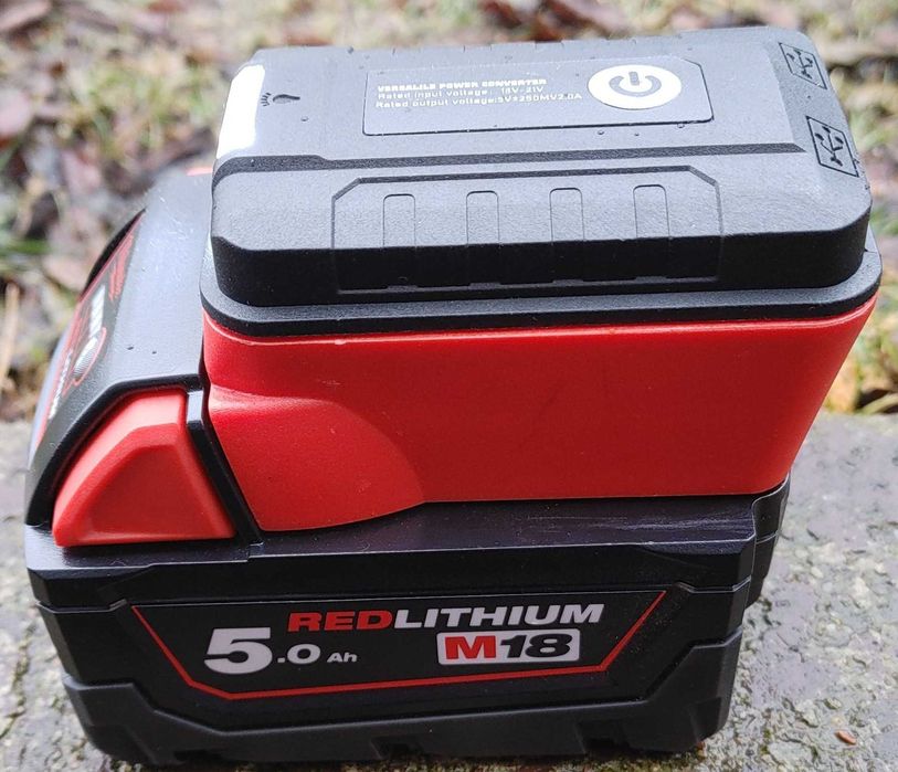 Adapter na baterie Milwaukee z ładowarką i lampą led.  Powebank