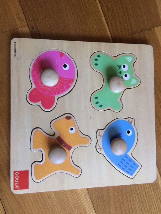 Vários brinquedos e livros infantis