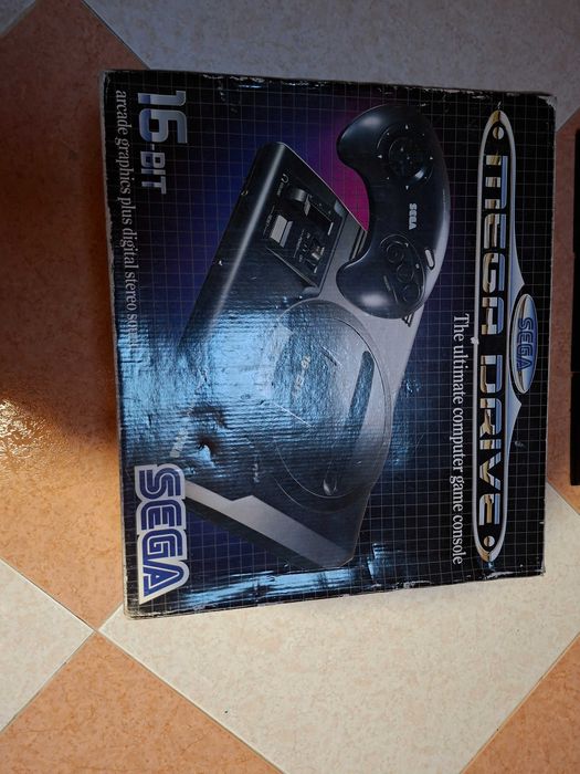 Consola megadrive em caixa e lote de jogos em bom estado