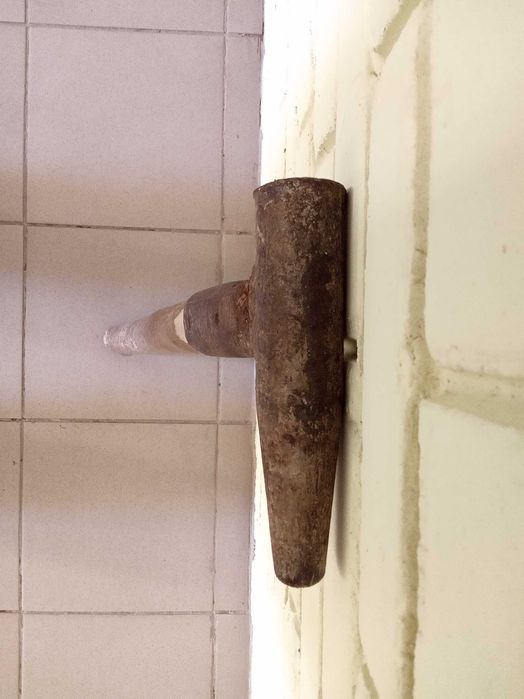 Кувалда с прочной деревяной ручкой