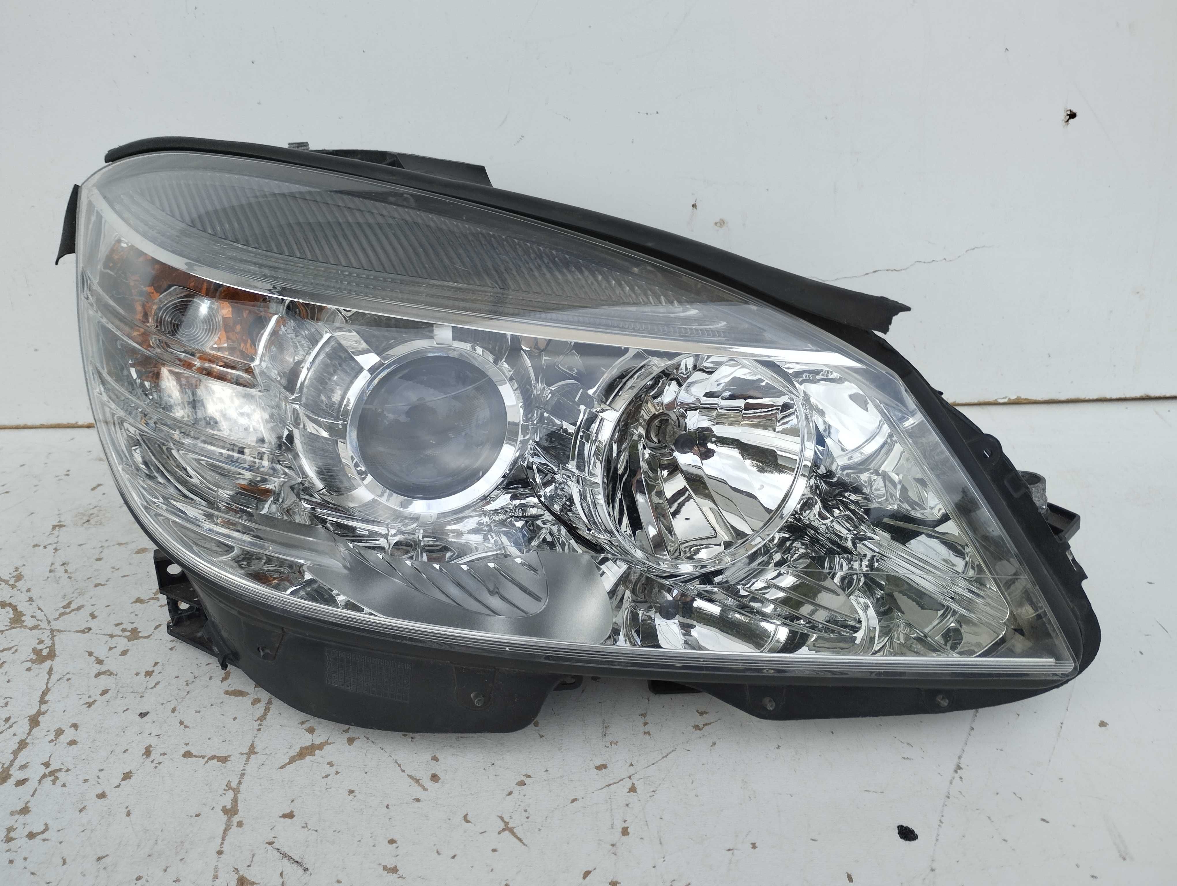 Mercedes C Klasa W204 lampa przednia prawa EUROPA