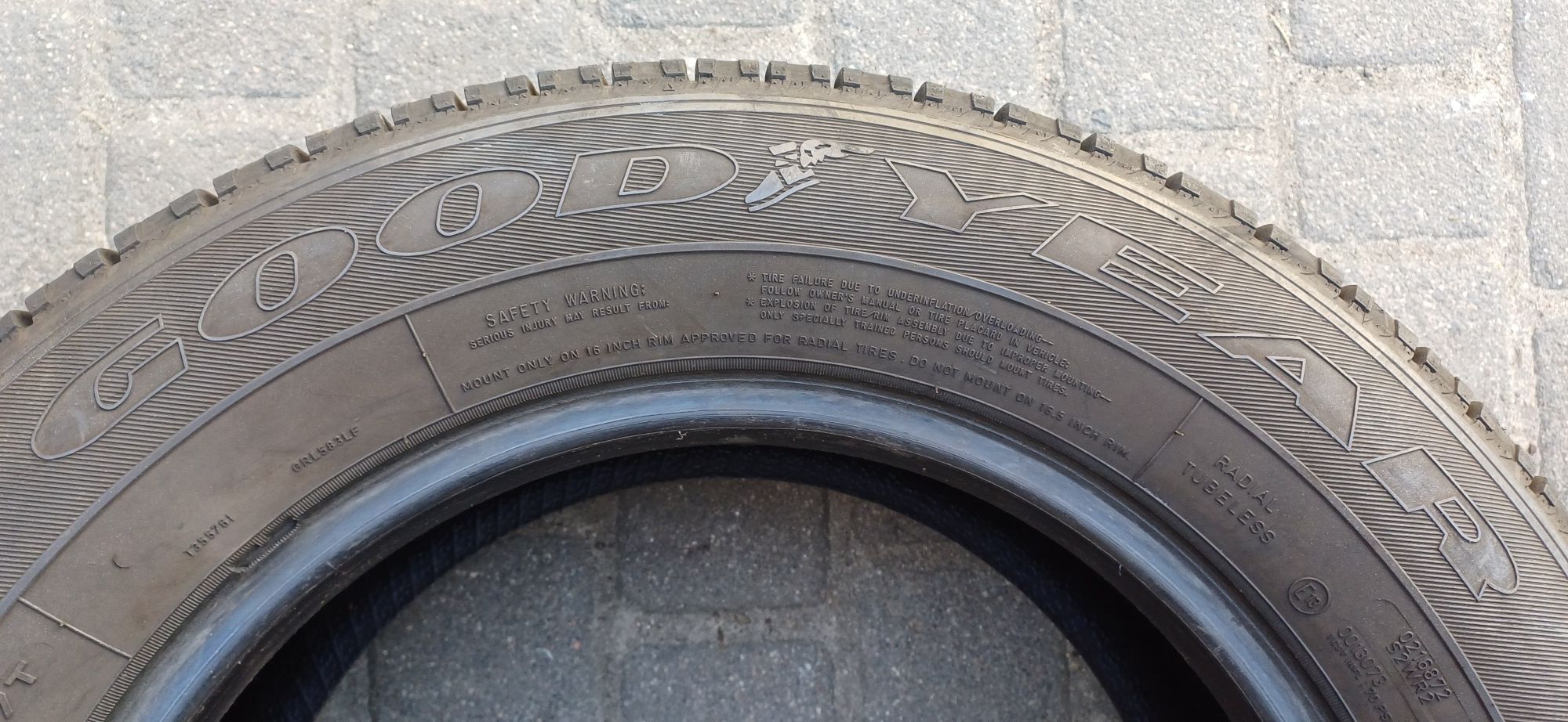 GOODYEAR 215/65R16C 109/107T , pojedyńcza opona wielosezonowa.