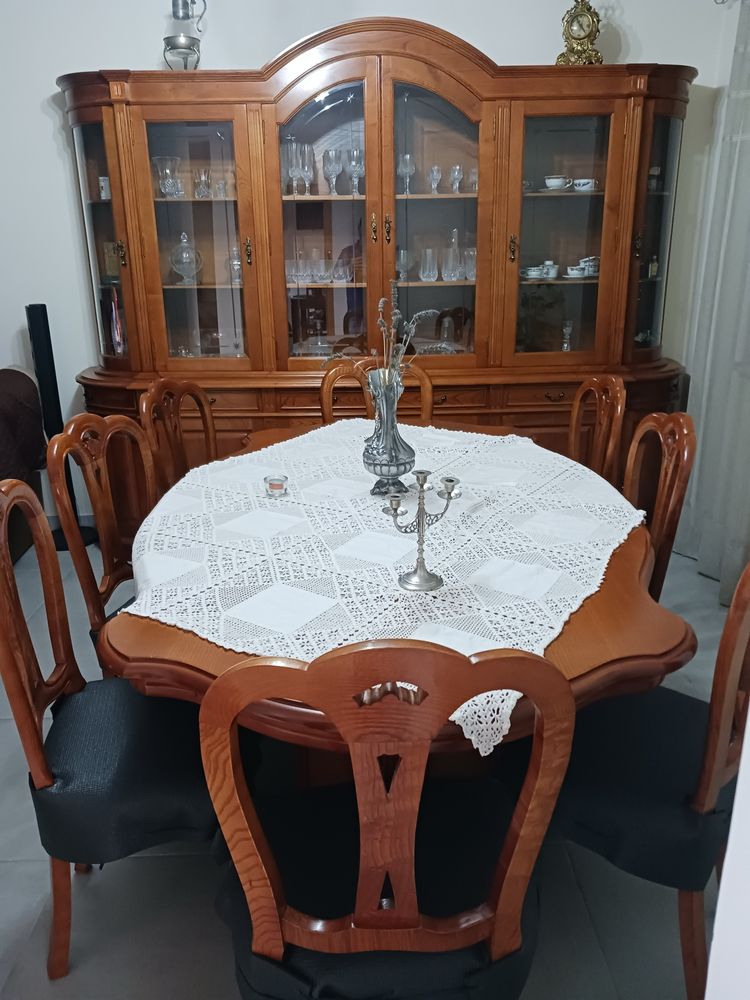 Mesa com cadeiras e armário