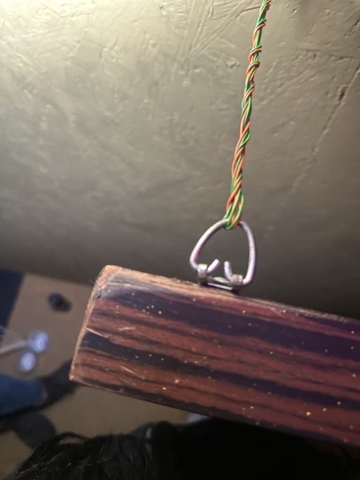 Espelho Grande com Moldura em Tons Castanhos e Padrão Delicado