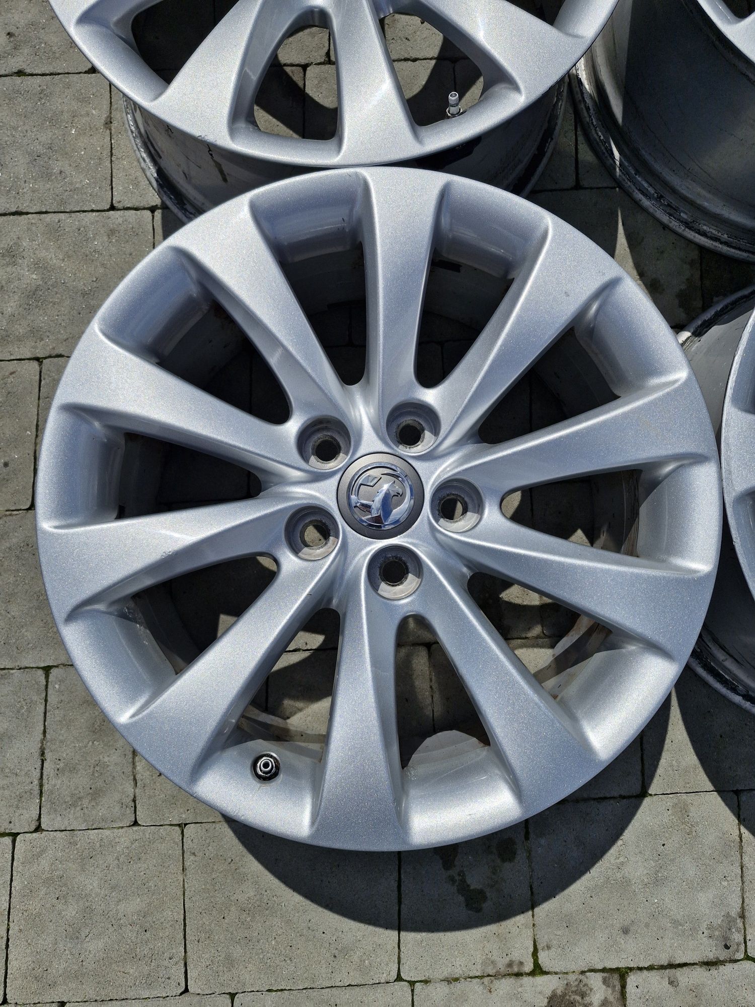 Диски легкосплавні Opel Insignia Honda Tesla Toyota Acura 8J R18 ET42