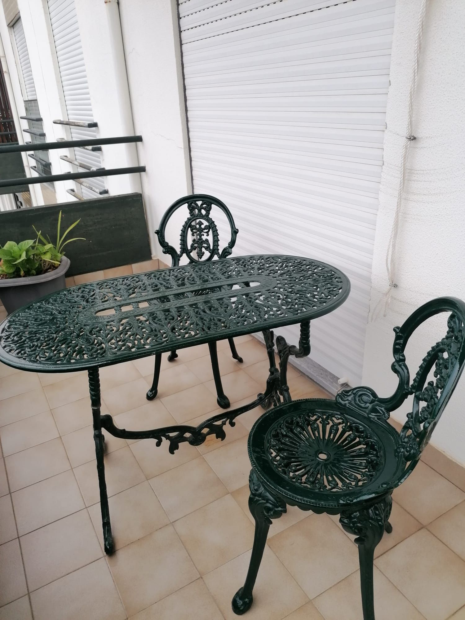 Mesa de jardim em ferro com duas cadeiras