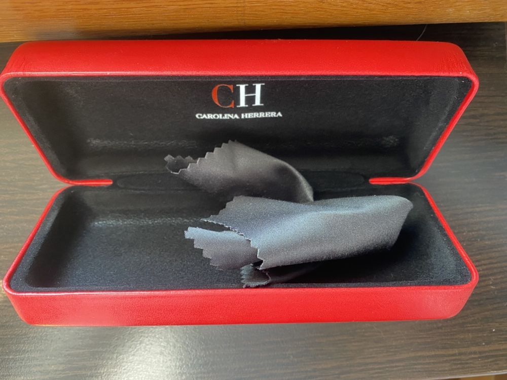 Carolina Herrera nowe etui na okulary