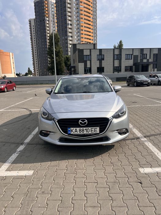 Автомобіль машина хетчбек седан