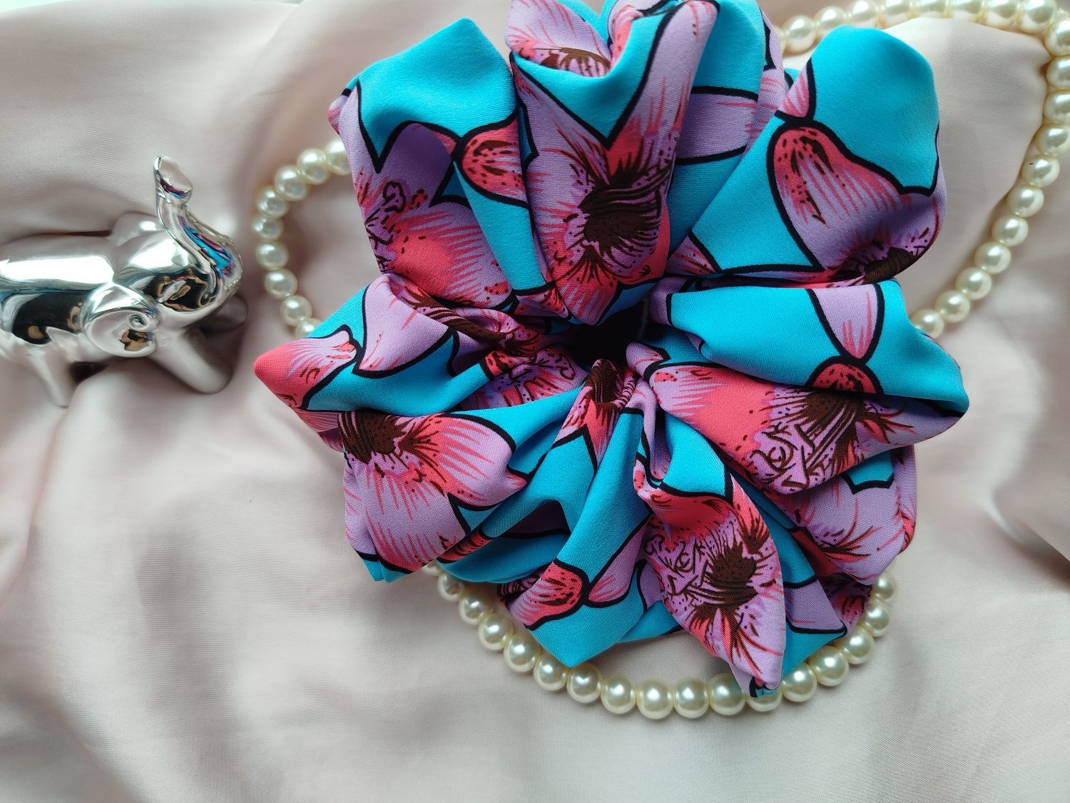 Gumka scrunchie silki niebieska w różowe kwiaty