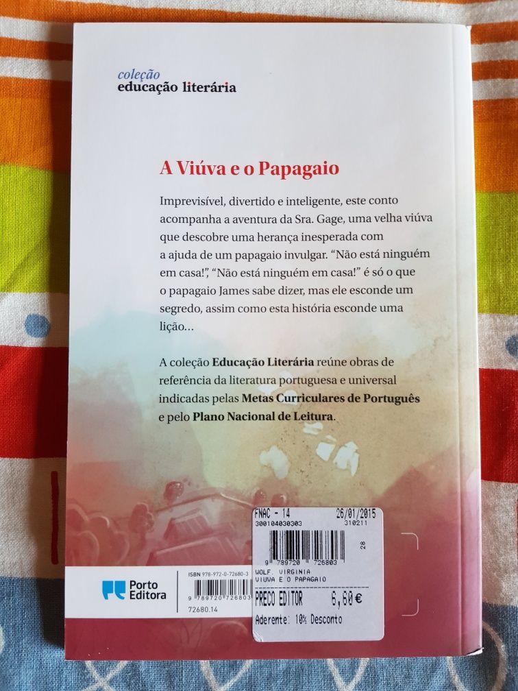 Livros com carimbo "Ler+" em bom estado.