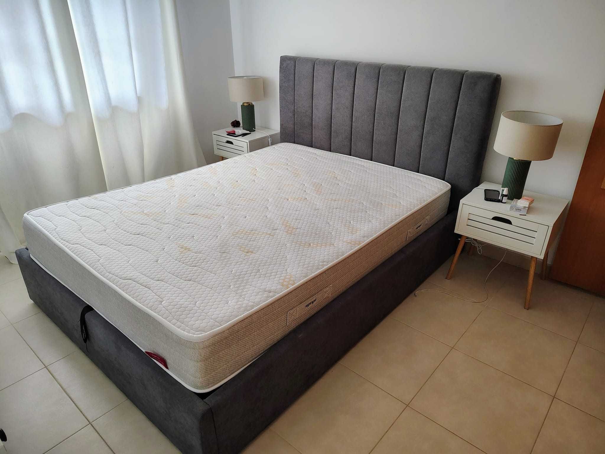 Vende-se cama, mesa, cómoda, mesa de sala, móvel de entrada e espelho