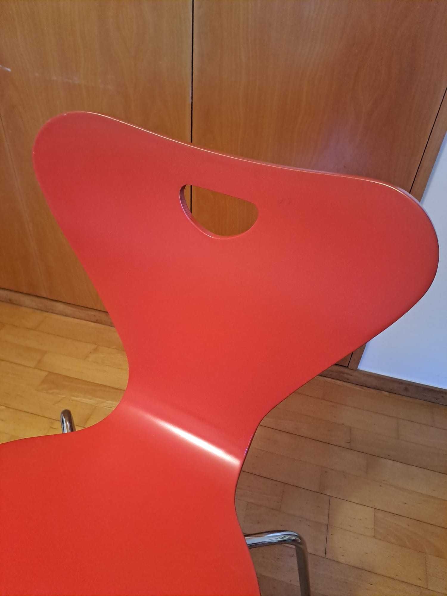 Cadeira de madeira robusta em Vermelho, design contemporâneo