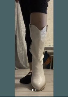 Осіннє стильне взуття козаки.