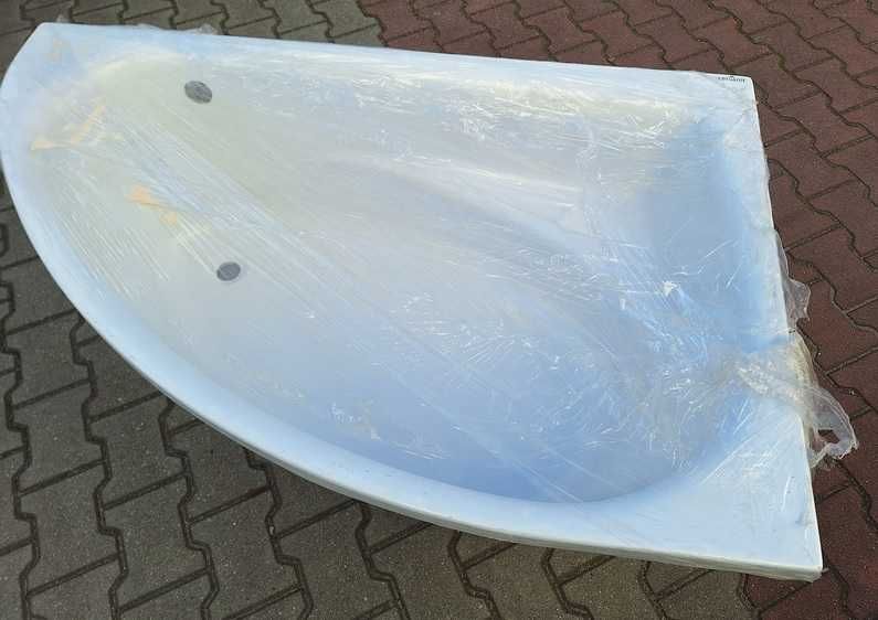 Wanna narożna akrylowa  135/135  z siedzeniem i uchwytami