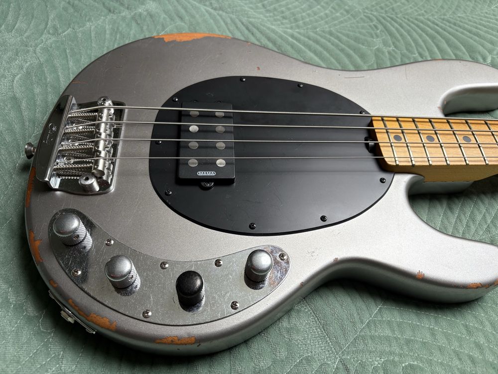 Stingray Custom . Nitro . Relic . Gitara basowa