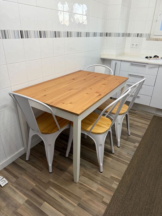 Conjunto mesa + 4 cadeiras