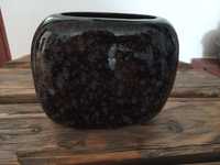 Czarny, ceramiczny stylowy wazon.