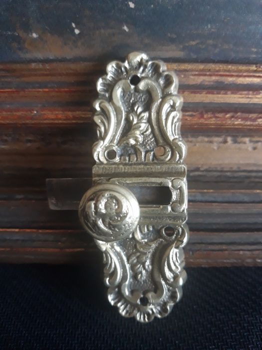 Fecho em bronze pequeno