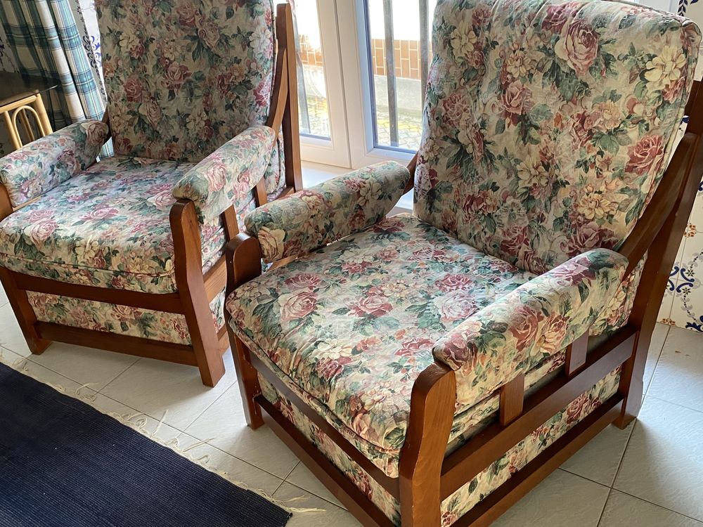 Conjunto 3 sofas ( grande faz cama) + mesa bambu