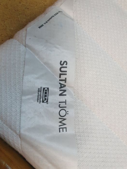 Cama de solteiro, em boas condições.