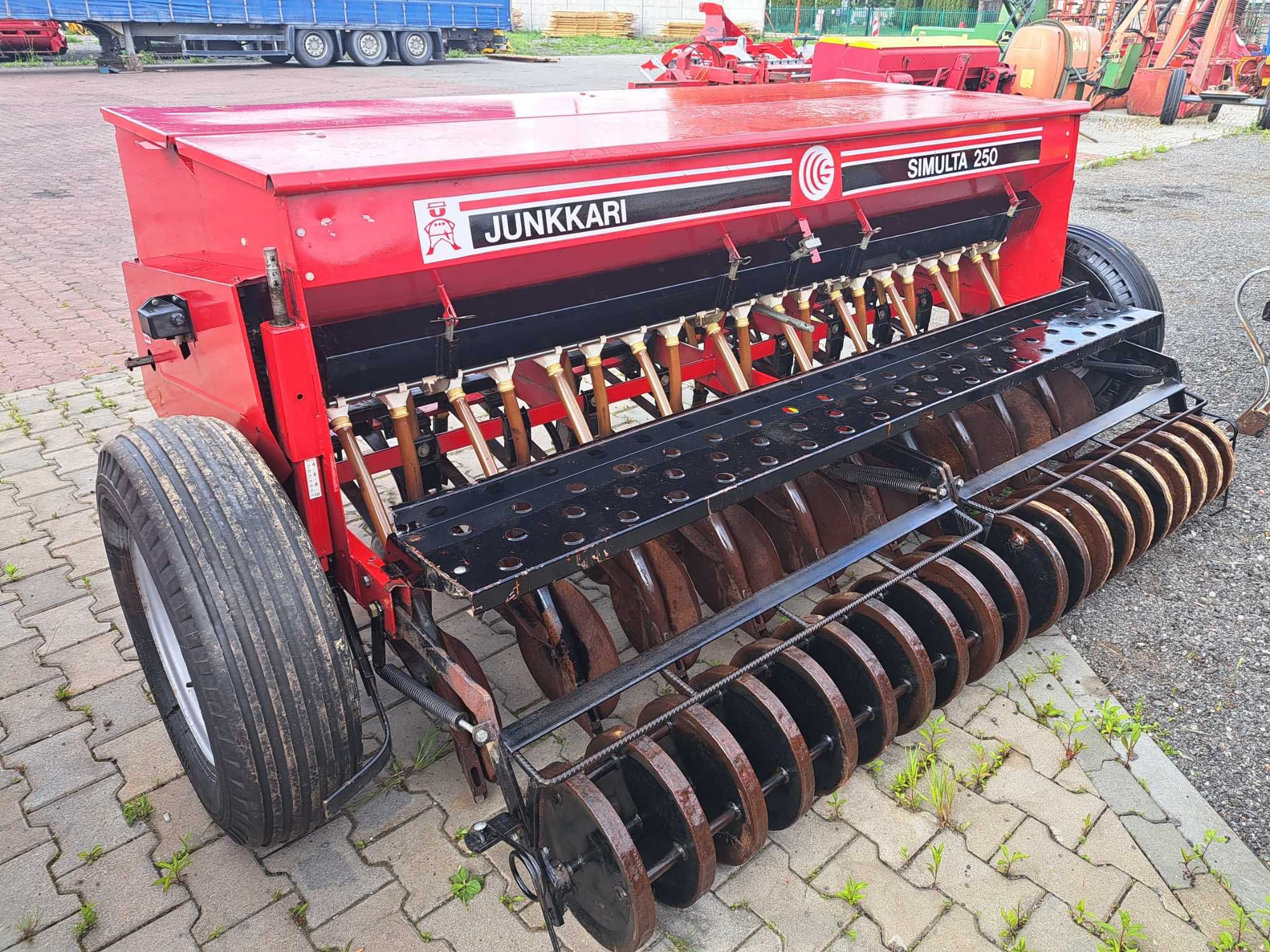 Siewnik zbożowy talerzowy Junkkari Simulta 2500.